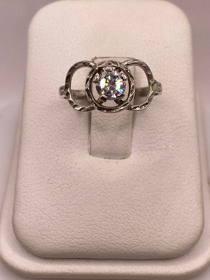 Anillo Moderno con Zirconia Brillante en Plata Ley 925, vista de detalle