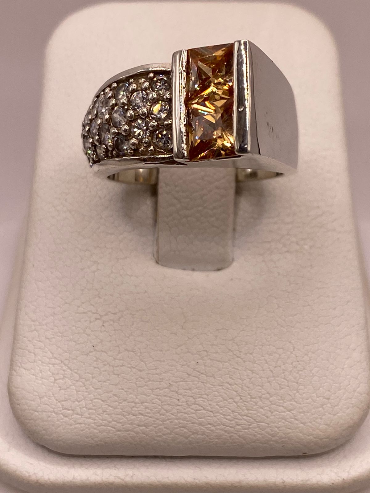 Anillo Moderno con Zirconia Color Champagne en Plata Ley 925