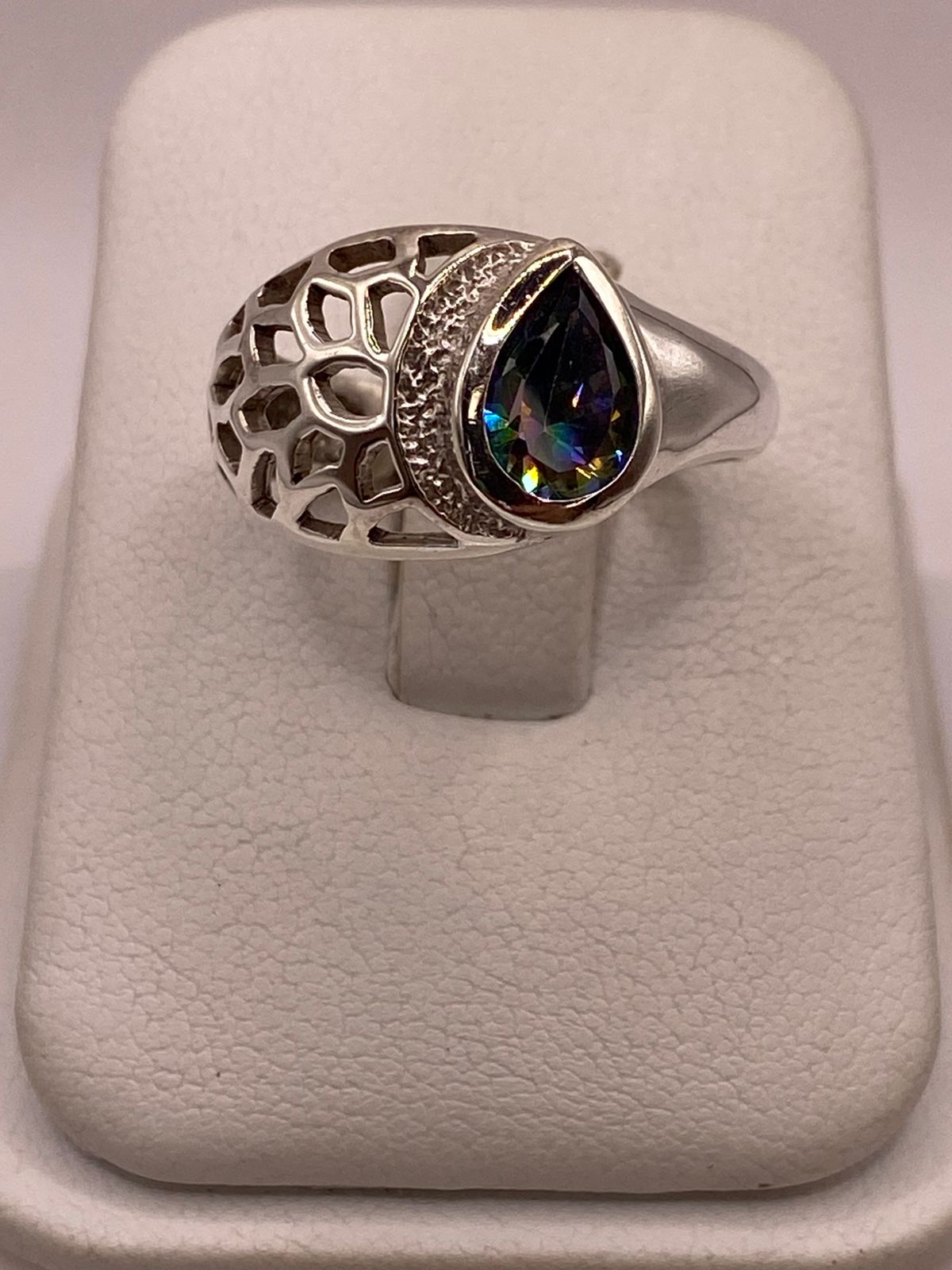 Anillo Moderno con Zirconia Iridiscente en Forma de Gota en Plata Ley 950