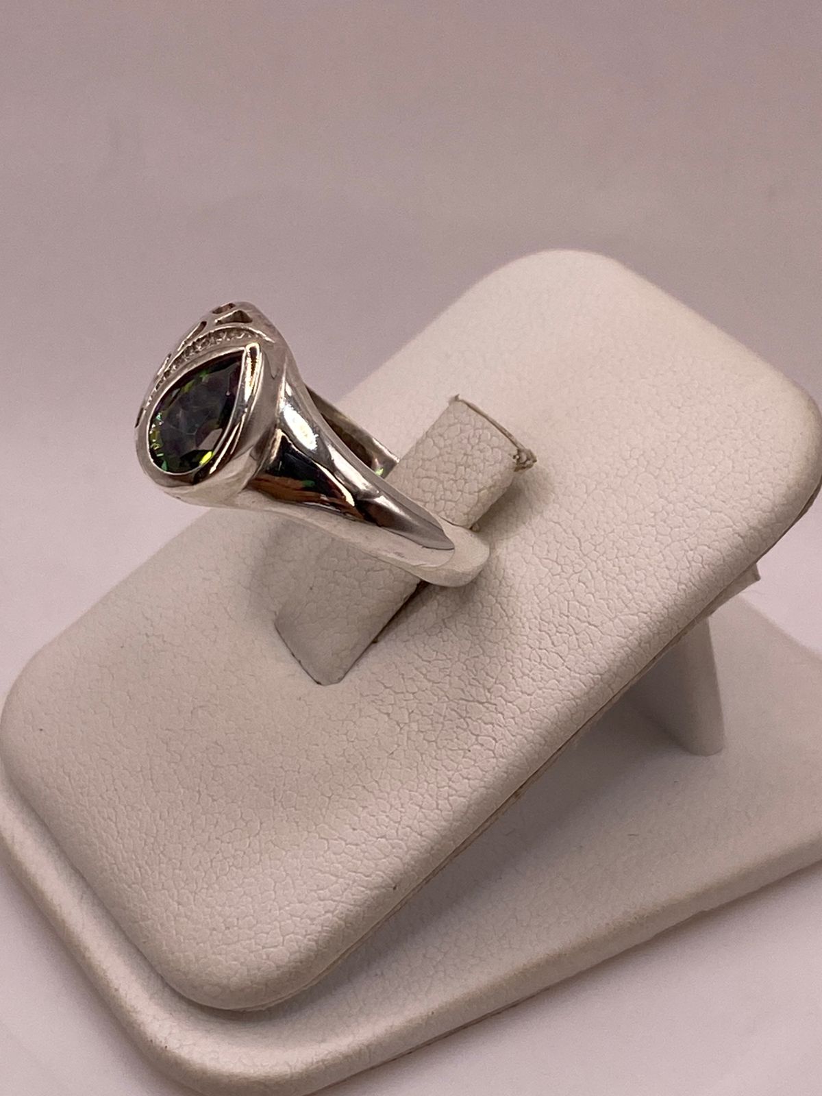 Anillo Moderno con Zirconia Iridiscente en Forma de Gota en Plata Ley 950