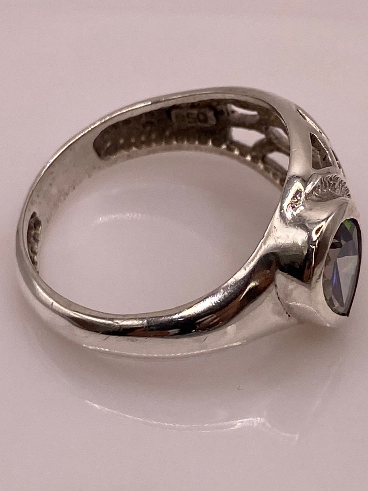 Anillo Moderno con Zirconia Iridiscente en Forma de Gota en Plata Ley 950