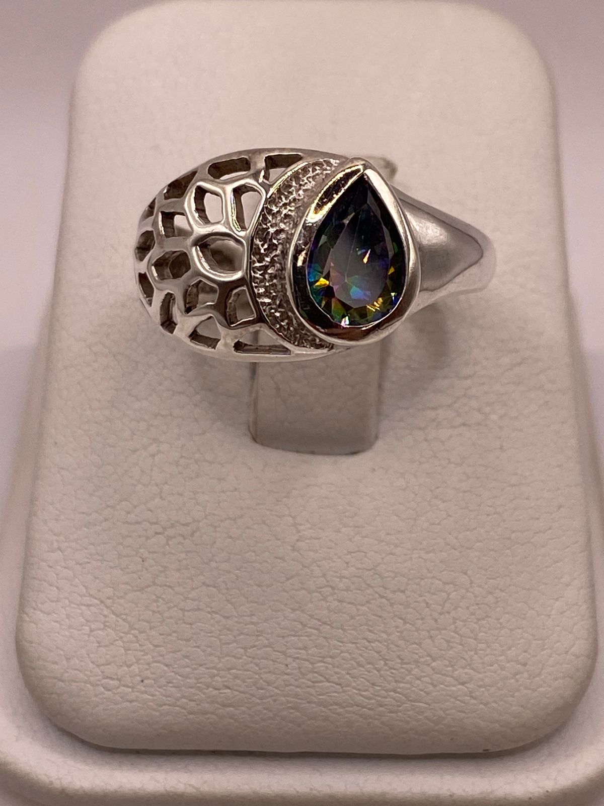 Anillo Moderno con Zirconia Iridiscente en Forma de Gota en Plata Ley 950