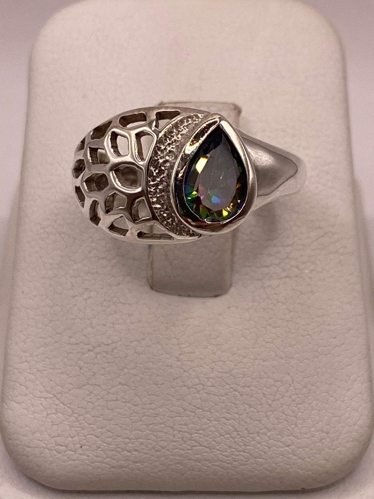 Anillo Moderno con Zirconia Iridiscente en Forma de Gota en Plata Ley 950