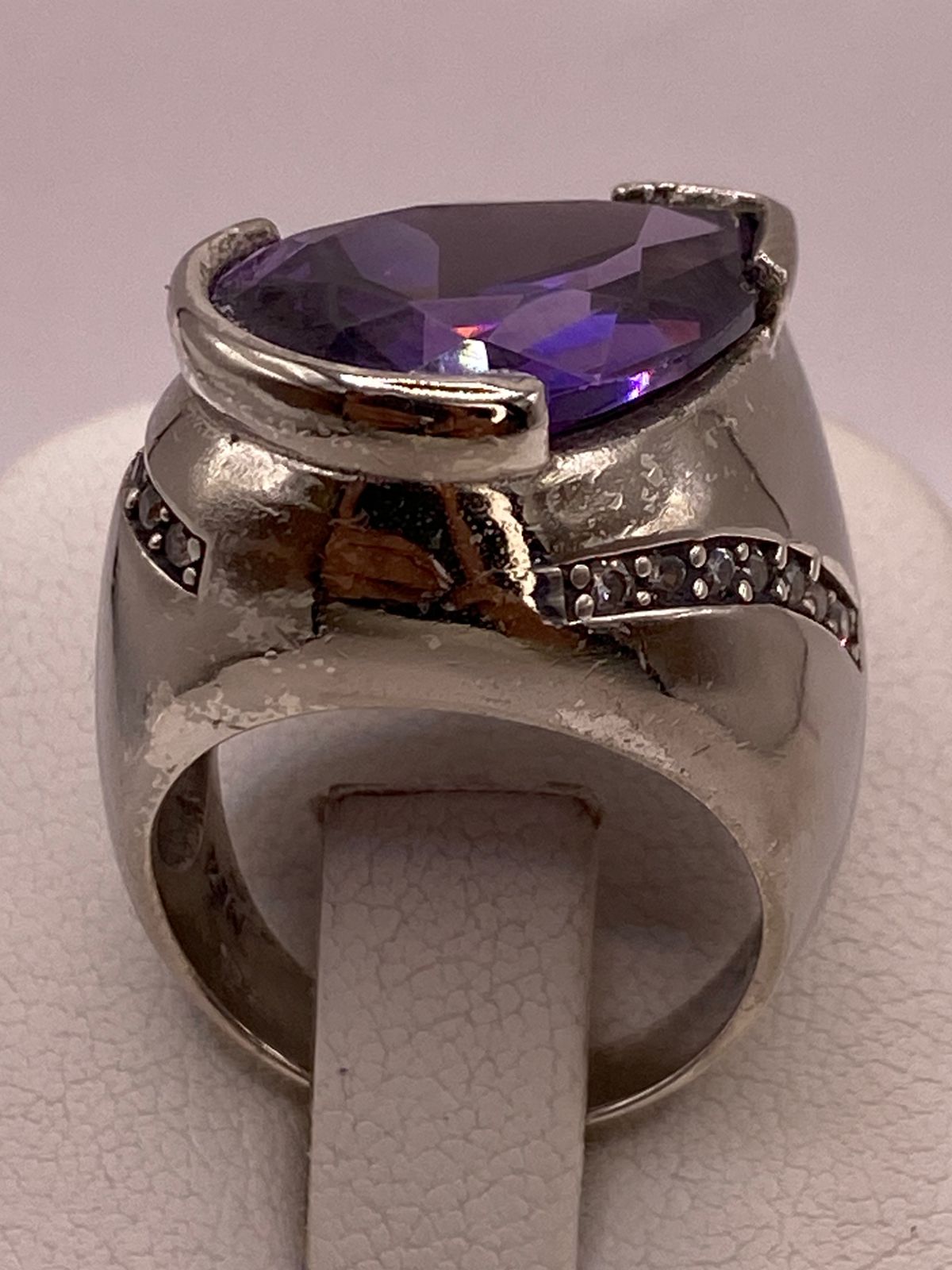 Anillo Moderno con Zirconia Morada en Plata Ley 925
