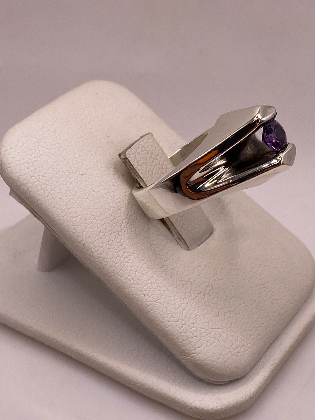 Anillo Moderno con Zirconia Morada en Plata Ley 925