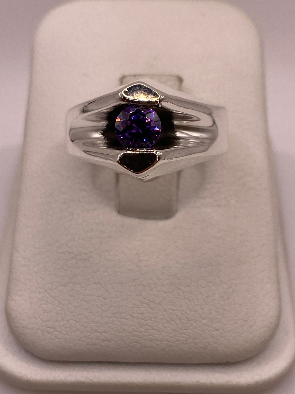 Anillo Moderno con Zirconia Morada en Plata Ley 925