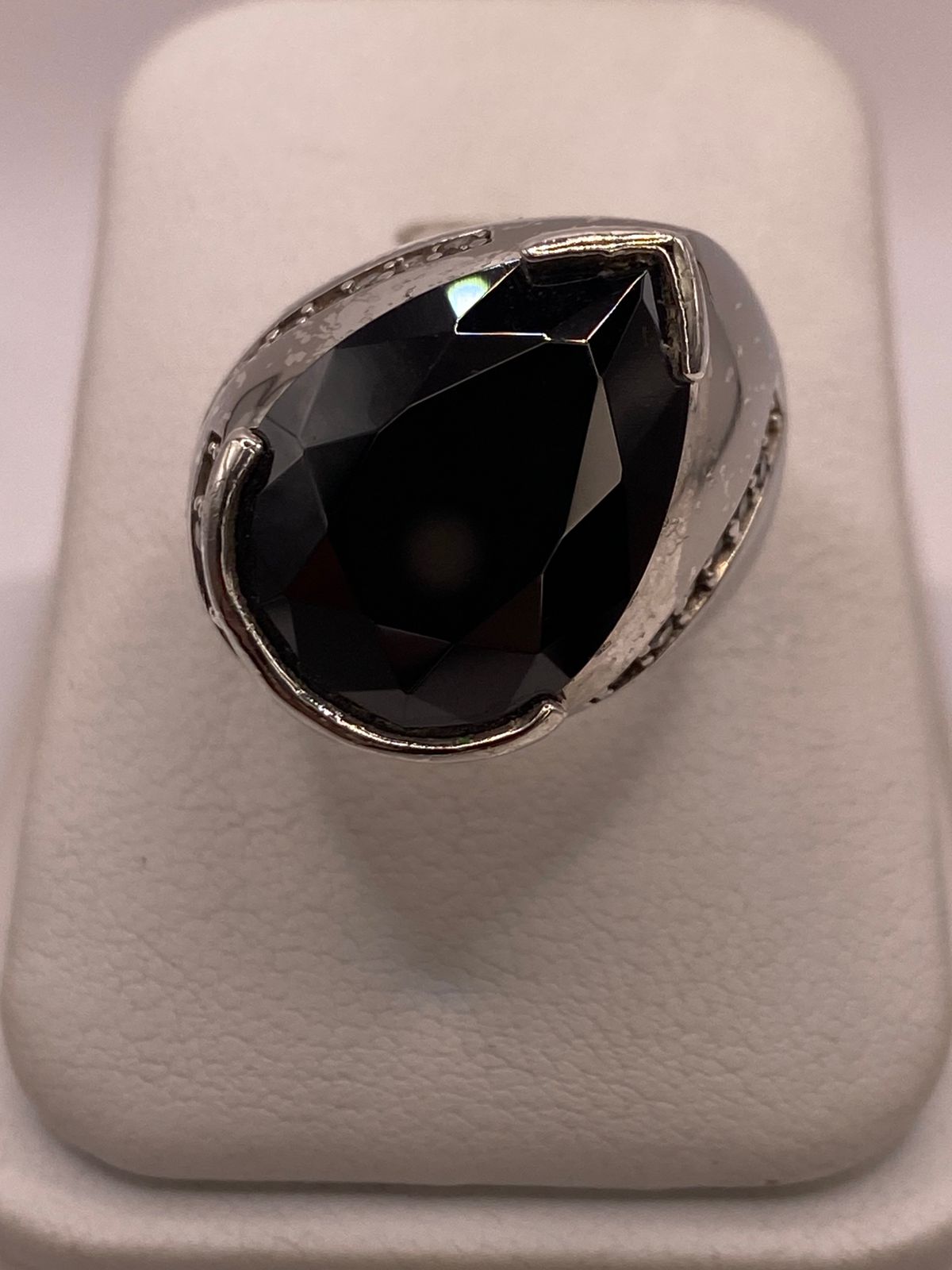 Anillo Moderno con Zirconia Negra Encorte Gota en Plata Ley 925