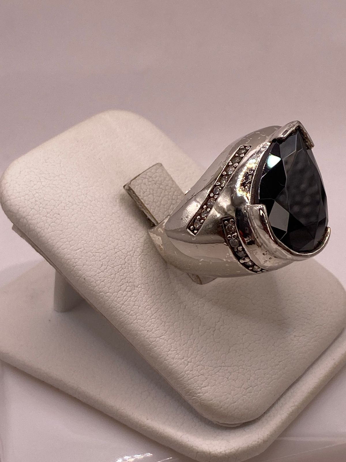 Anillo Moderno con Zirconia Negra Encorte Gota en Plata Ley 925