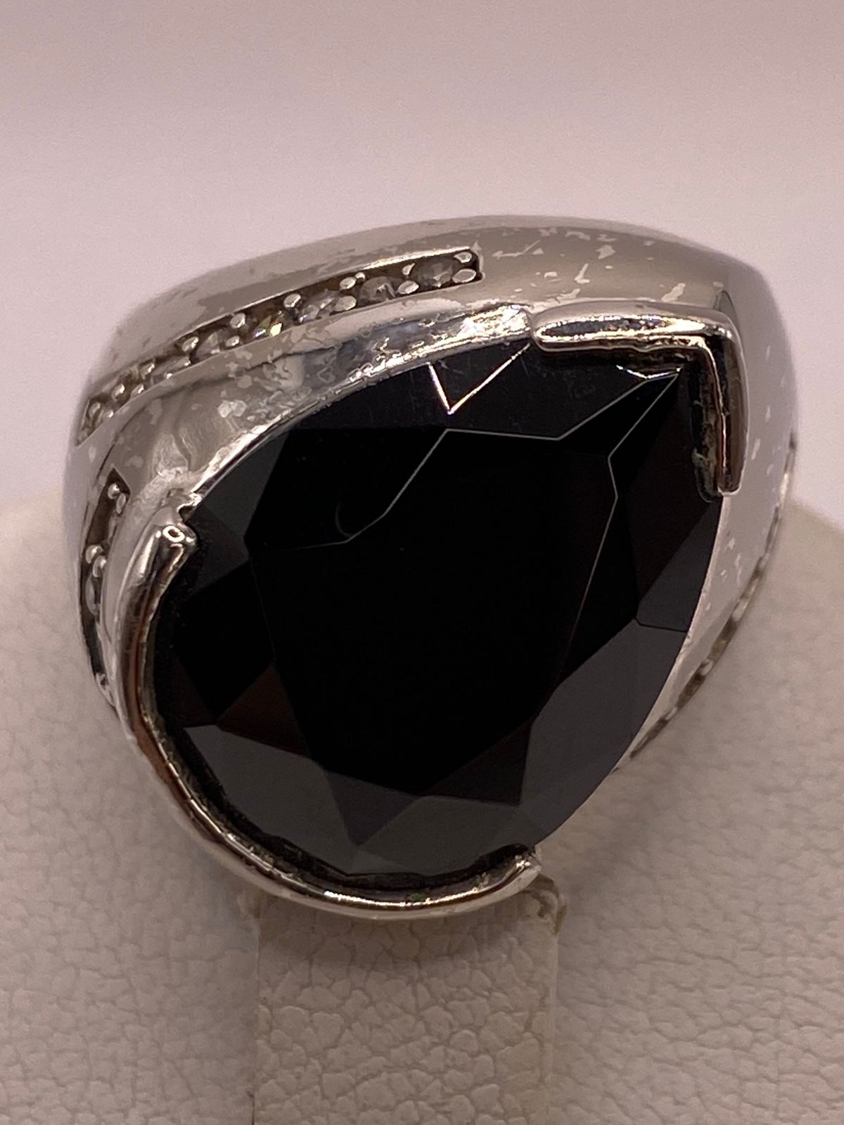 Anillo Moderno con Zirconia Negra Encorte Gota en Plata Ley 925