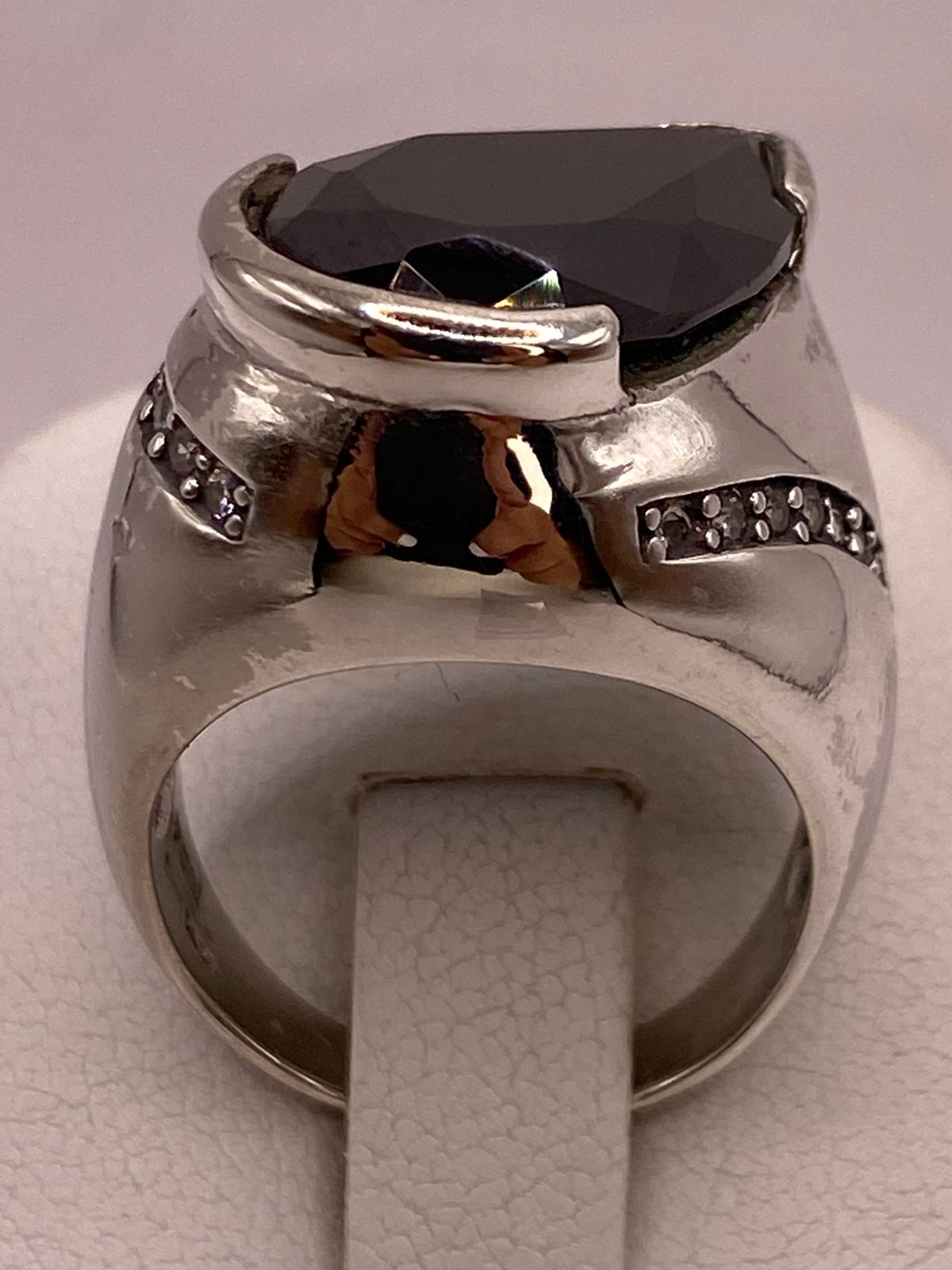 Anillo Moderno con Zirconia Negra en Plata Ley 925