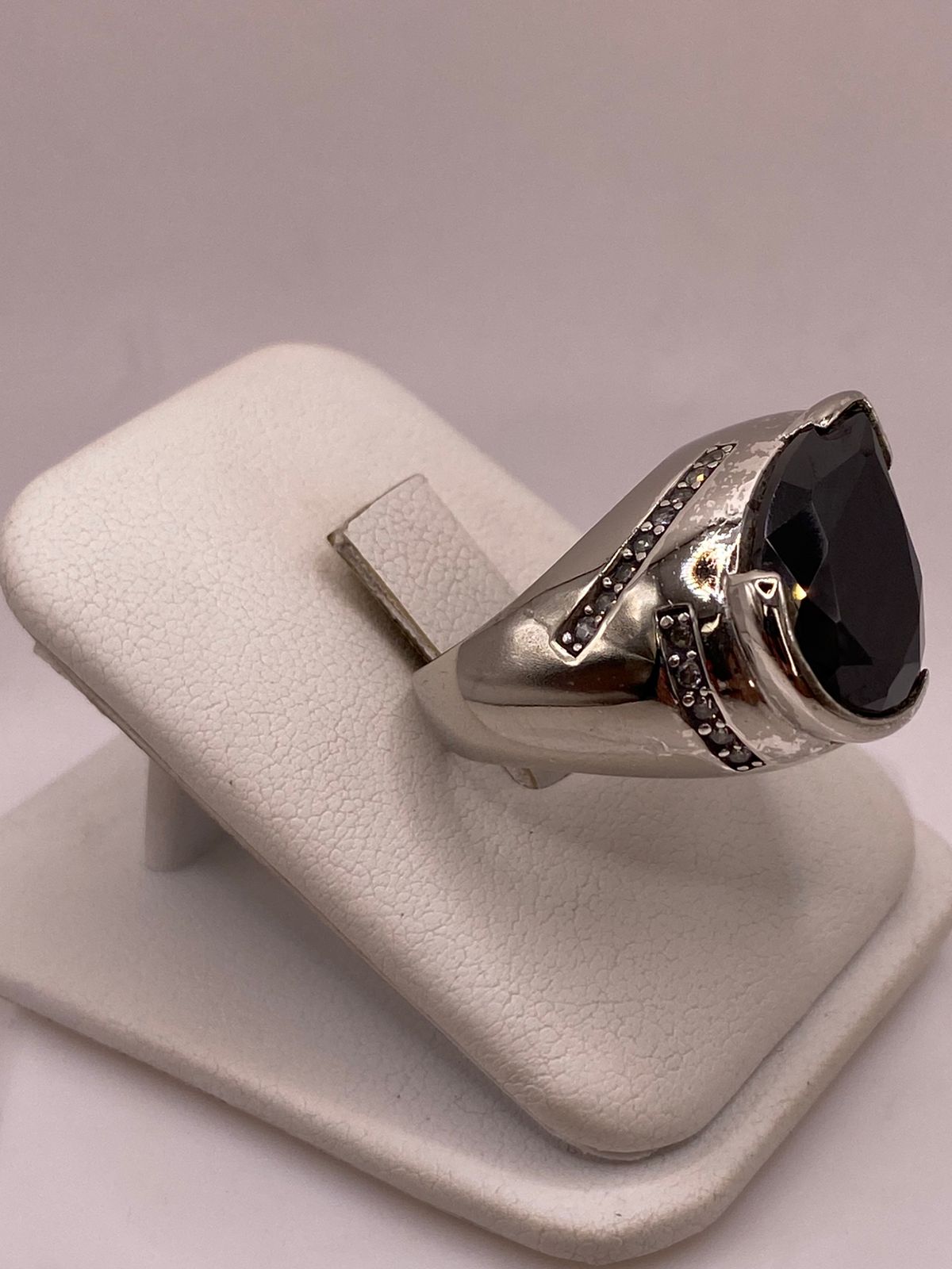 Anillo Moderno con Zirconia Negra en Plata Ley 925