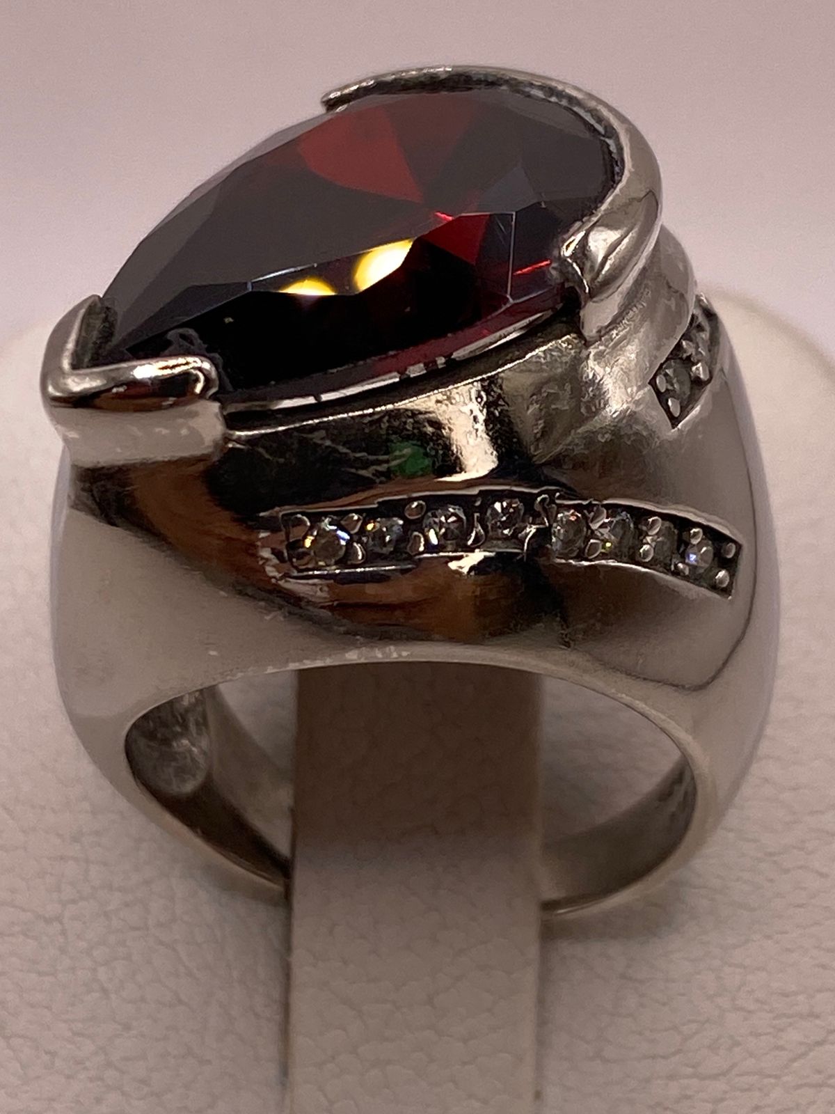 Anillo Moderno con Zirconia Rojo Oscuro Corte Gota en Plata Ley 925