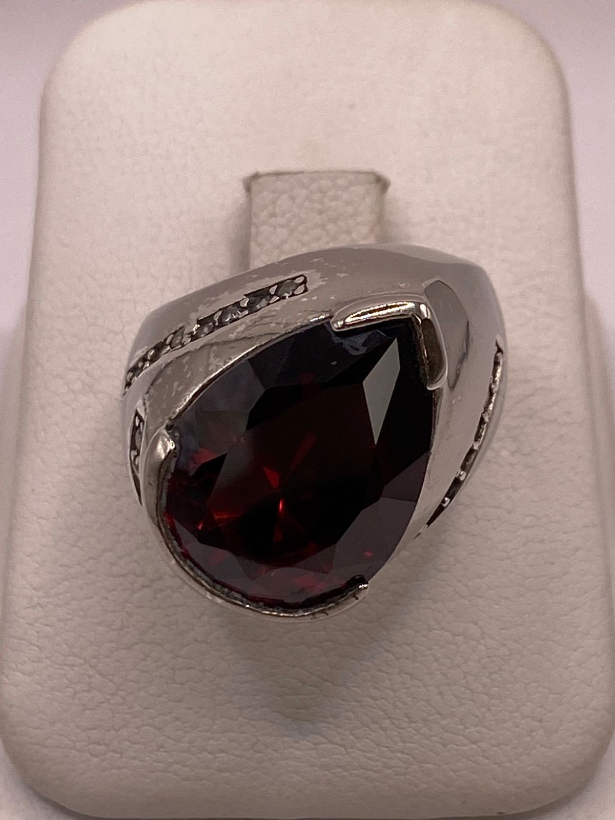 Anillo Moderno con Zirconia Rojo Oscuro Corte Gota en Plata Ley 925