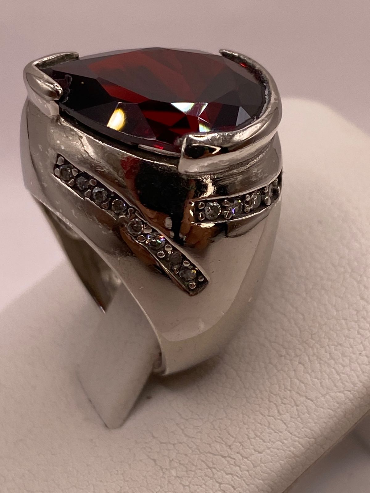 Anillo Moderno con Zirconia Rojo Oscuro Corte Gota en Plata Ley 925