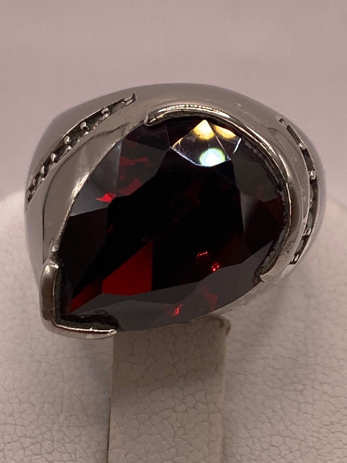 Anillo Moderno con Zirconia Rojo Oscuro Corte Gota en Plata Ley 925