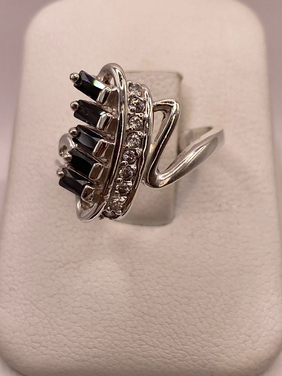 Anillo Moderno con Zirconias Negras en Plata Ley 925