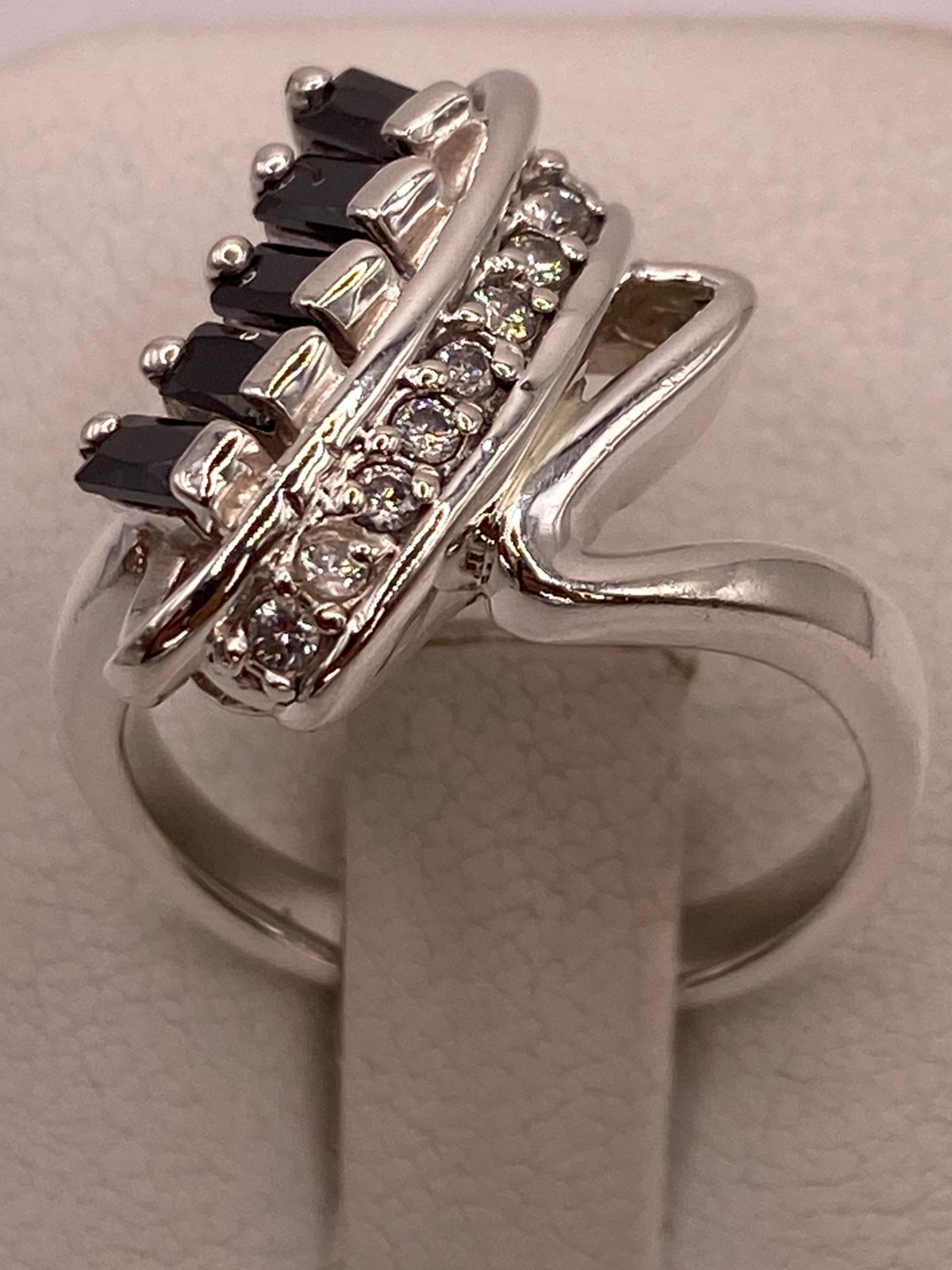 Anillo Moderno con Zirconias Negras en Plata Ley 925