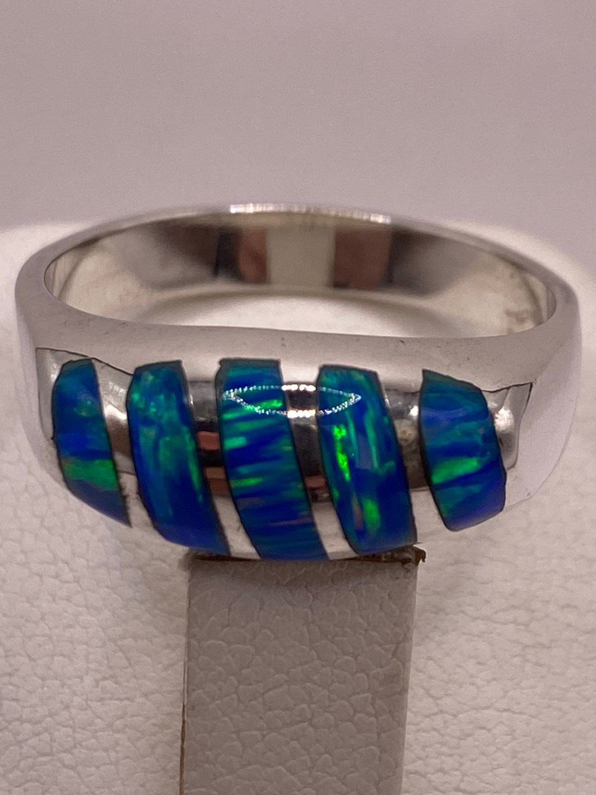 ANILLO DE ÓPALO AZUL Y VERDE CON DISEÑO CURVO EN PLATA LEY 950