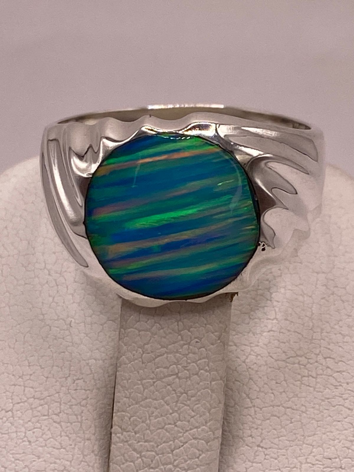 AANILLO CON ÓPALO DE FUEGO AZUL CELESTE IRIDISCENTE EN PLATA LEY .950