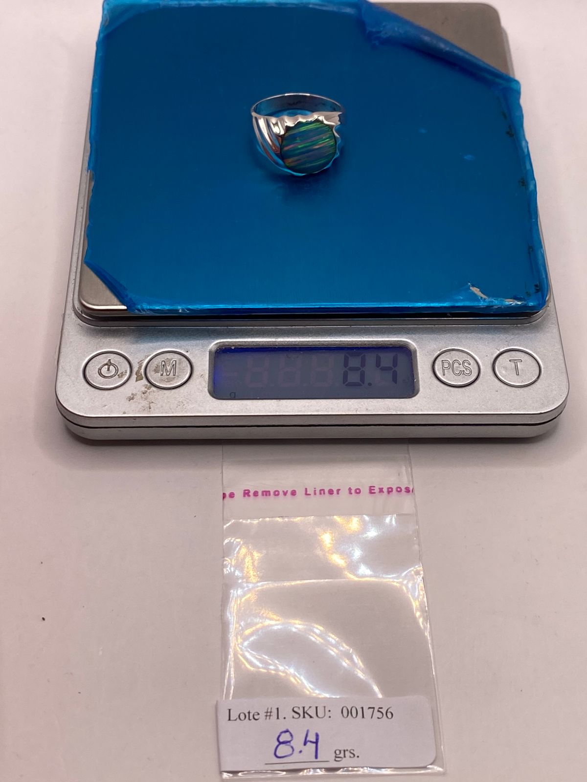 AANILLO CON ÓPALO DE FUEGO AZUL CELESTE IRIDISCENTE EN PLATA LEY .950