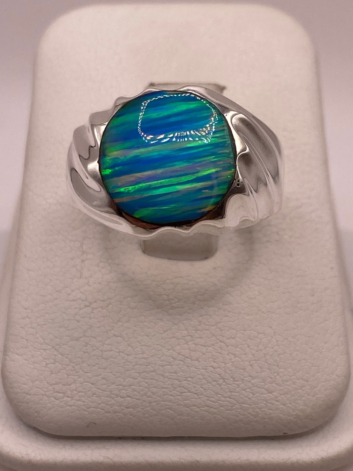 AANILLO CON ÓPALO DE FUEGO AZUL CELESTE IRIDISCENTE EN PLATA LEY .950