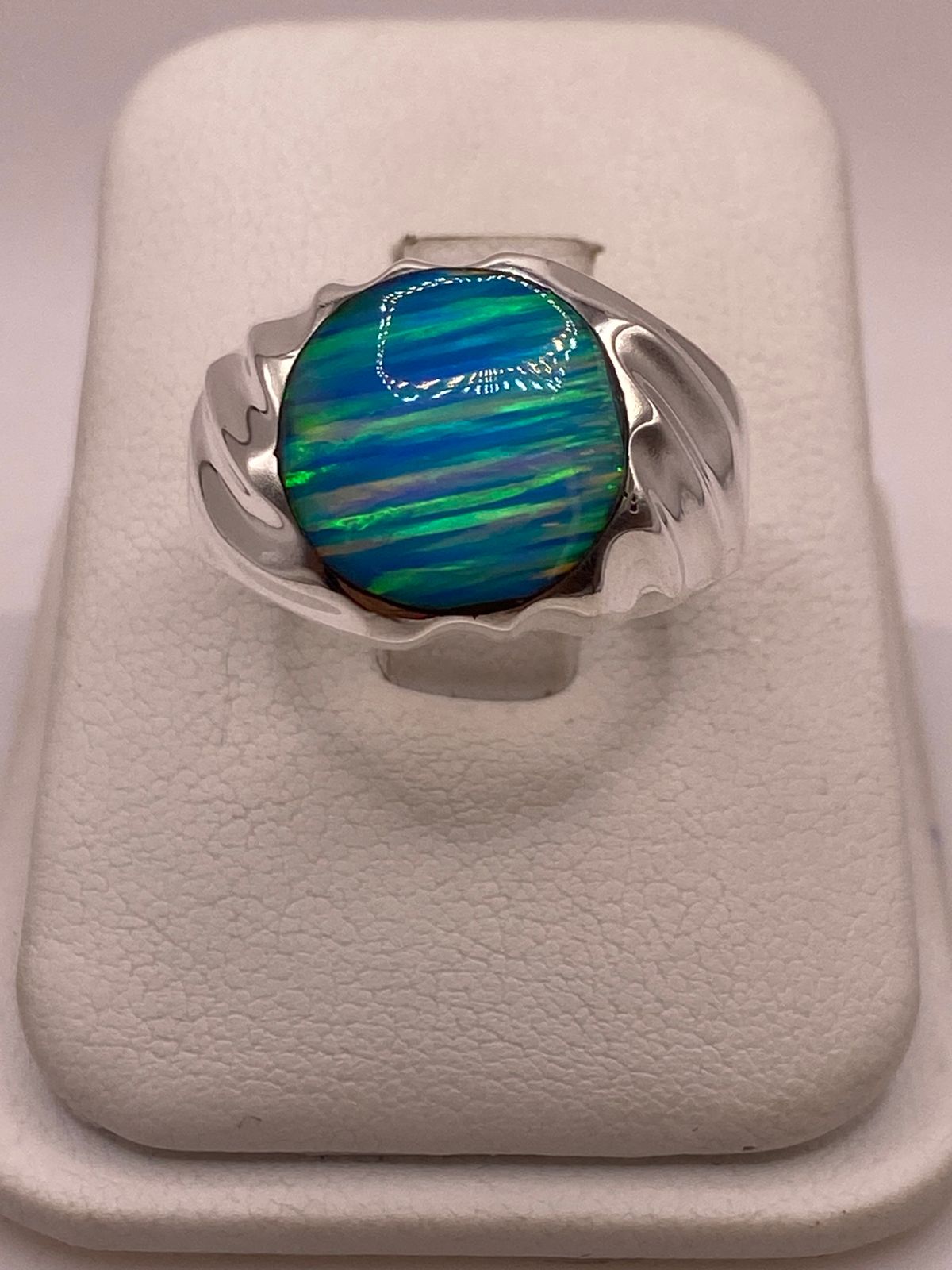 AANILLO CON ÓPALO DE FUEGO AZUL CELESTE IRIDISCENTE EN PLATA LEY .950