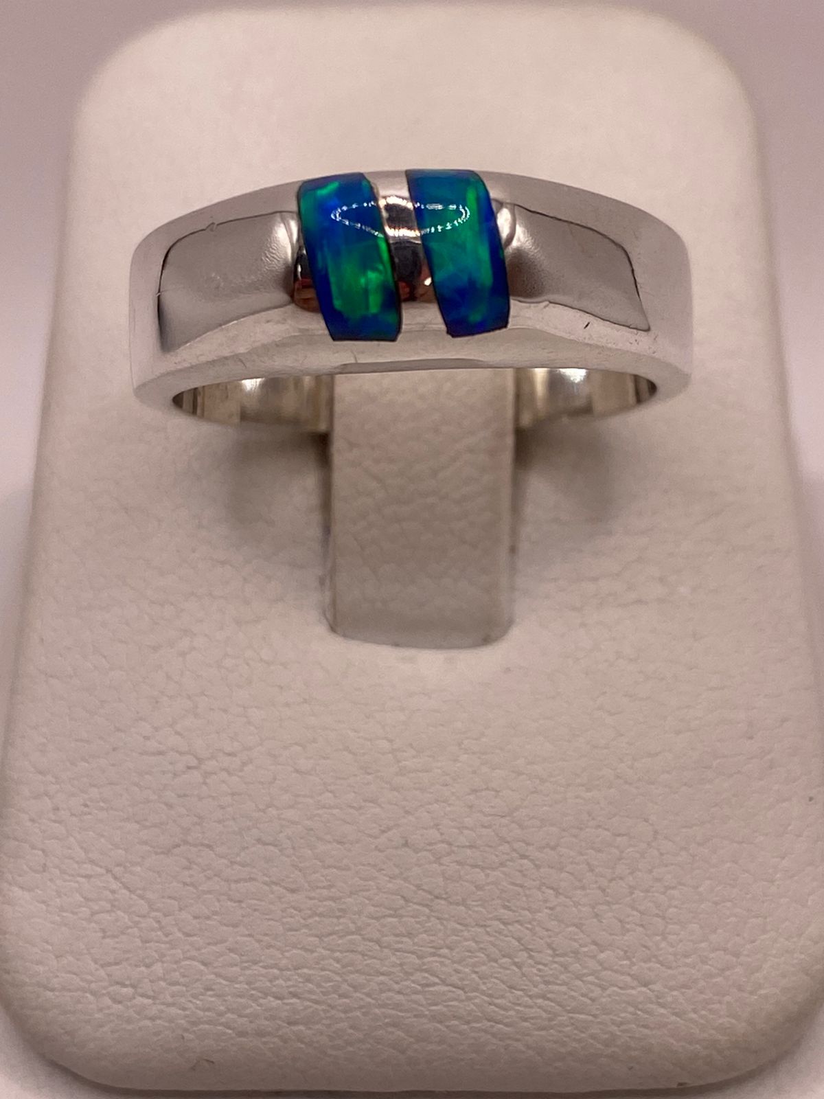 ANILLO DE ÓPALO DE FUEGO AZUL CON DESTELLOS VERDES IRIDISCENTES EN PLATA LEY .925