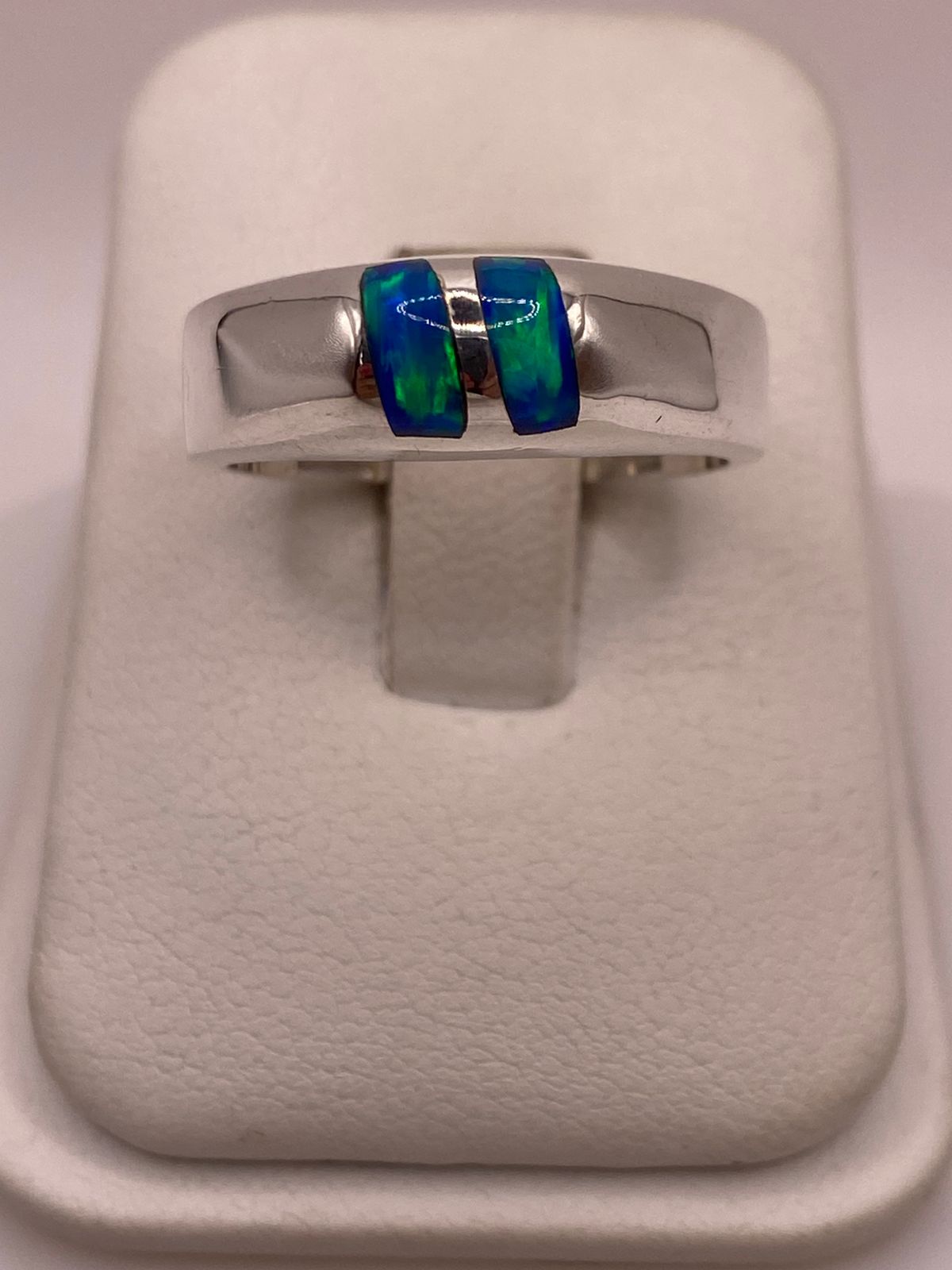 ANILLO DE ÓPALO DE FUEGO AZUL CON DESTELLOS VERDES IRIDISCENTES EN PLATA LEY .925