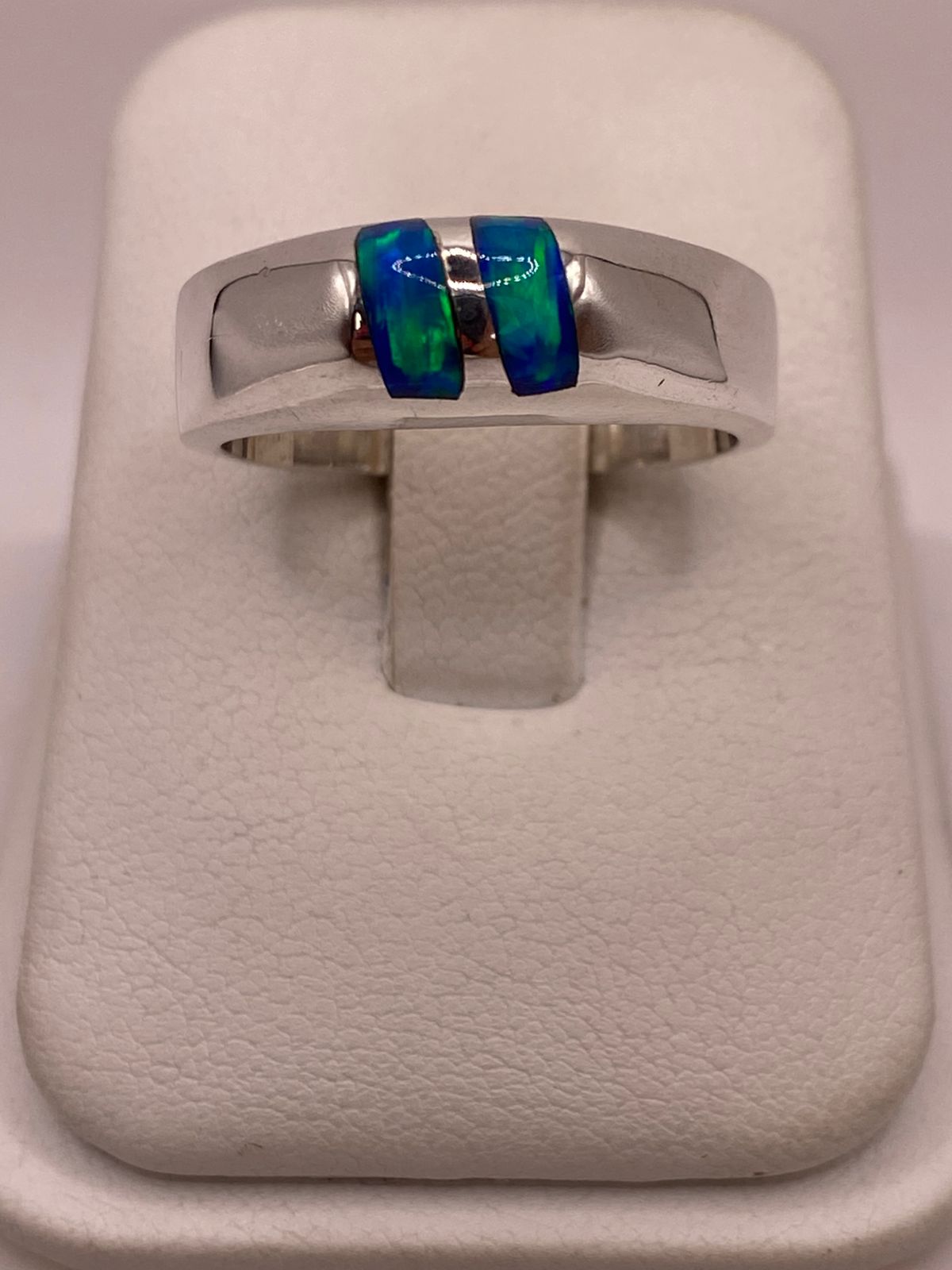 ANILLO DE ÓPALO DE FUEGO AZUL CON DESTELLOS VERDES IRIDISCENTES EN PLATA LEY .925