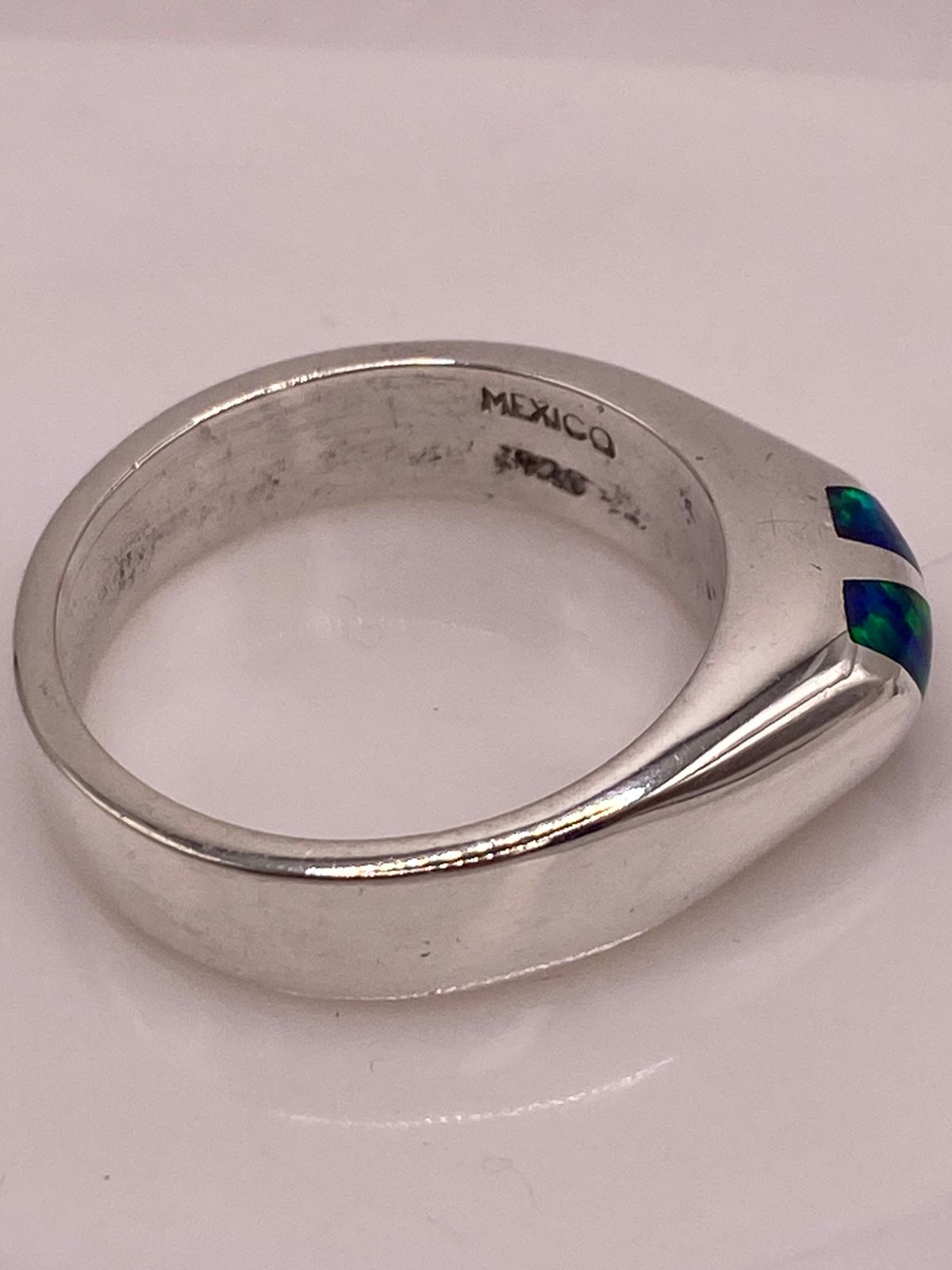ANILLO DE ÓPALO DE FUEGO AZUL CON DESTELLOS VERDES EN PLATA LEY .925