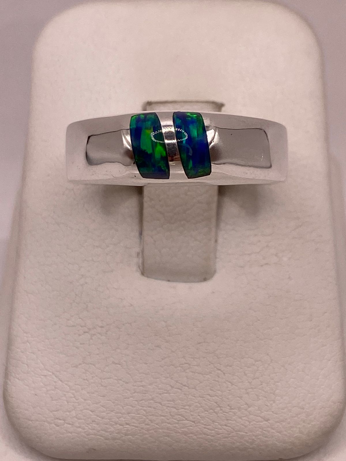 ANILLO DE ÓPALO DE FUEGO AZUL CON DESTELLOS VERDES EN PLATA LEY .925