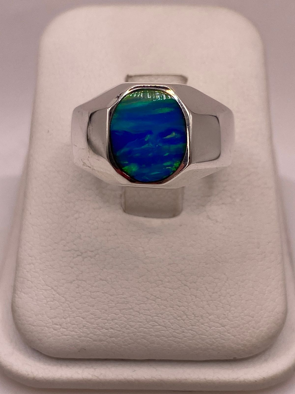 ANILLO DE ÓPALO DE FUEGO AZUL IRIDISCENTE EN PLATA LEY .925