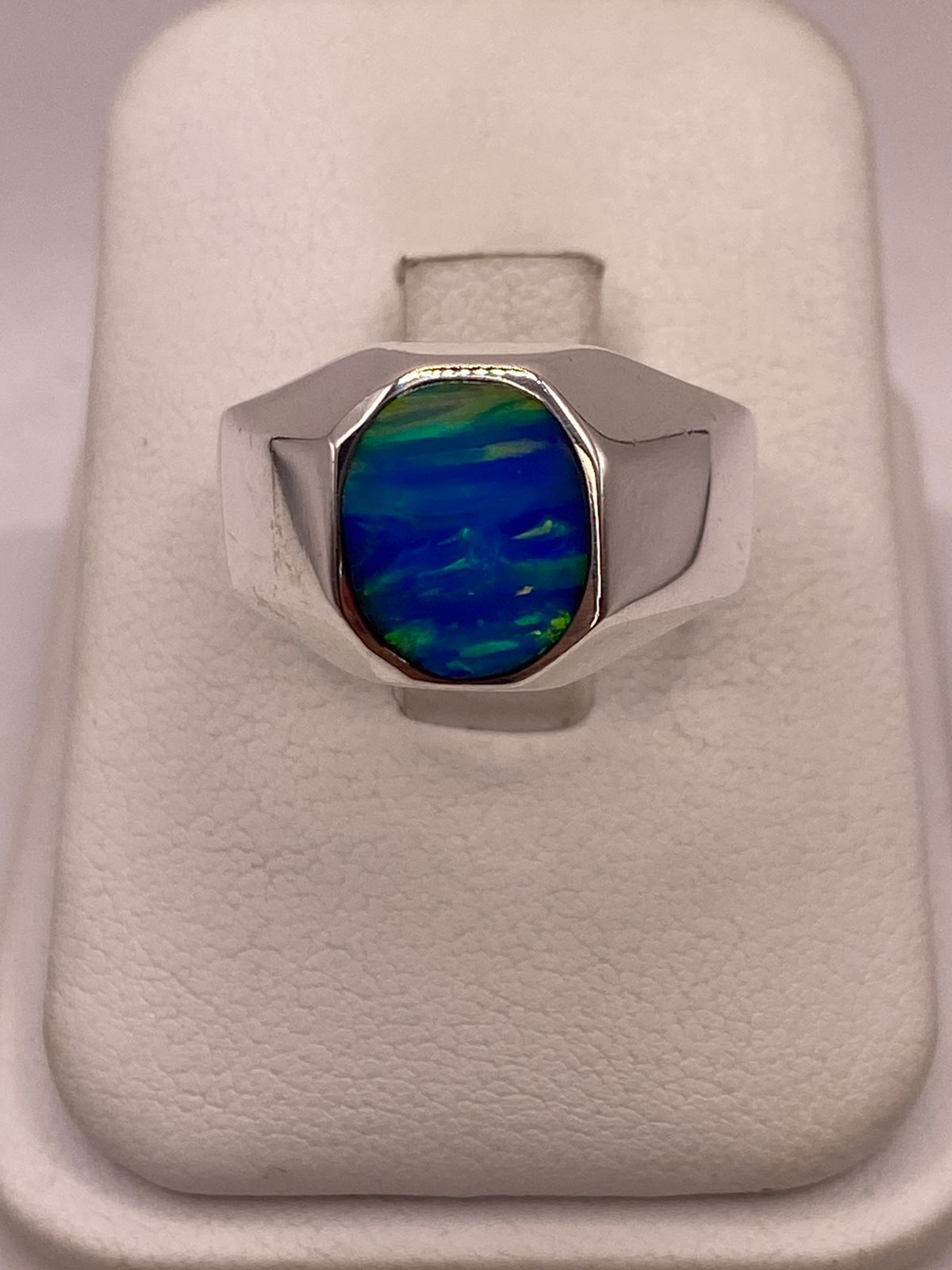 ANILLO DE ÓPALO DE FUEGO AZUL IRIDISCENTE EN PLATA LEY .925