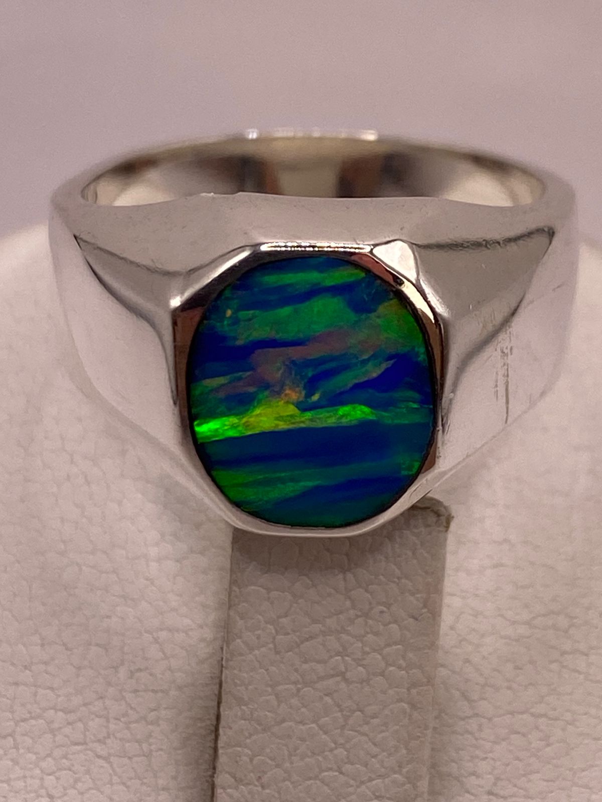ANILLO DE ÓPALO DE FUEGO AZUL IRIDISCENTE EN PLATA LEY .925