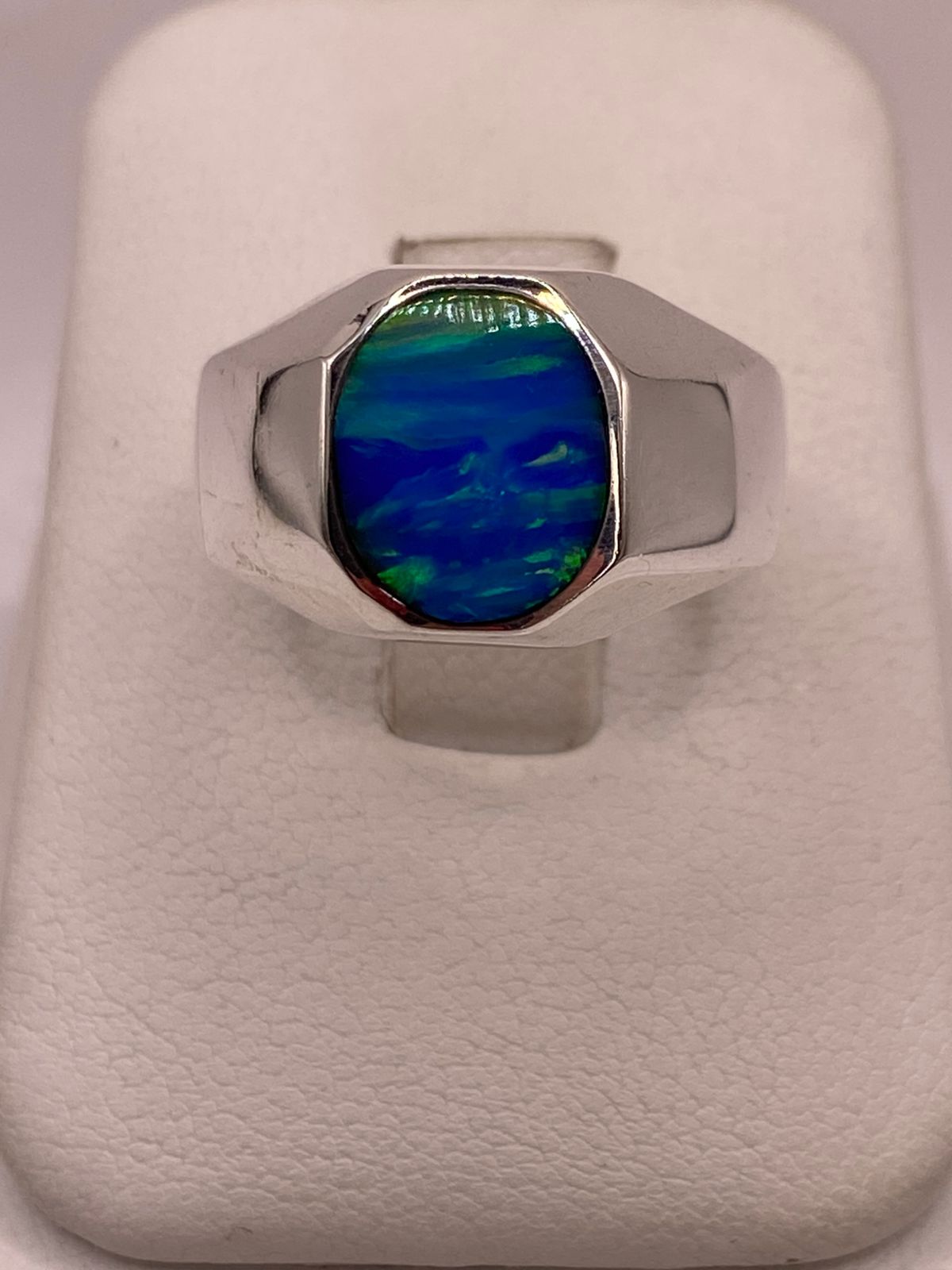 ANILLO DE ÓPALO DE FUEGO AZUL IRIDISCENTE EN PLATA LEY .925