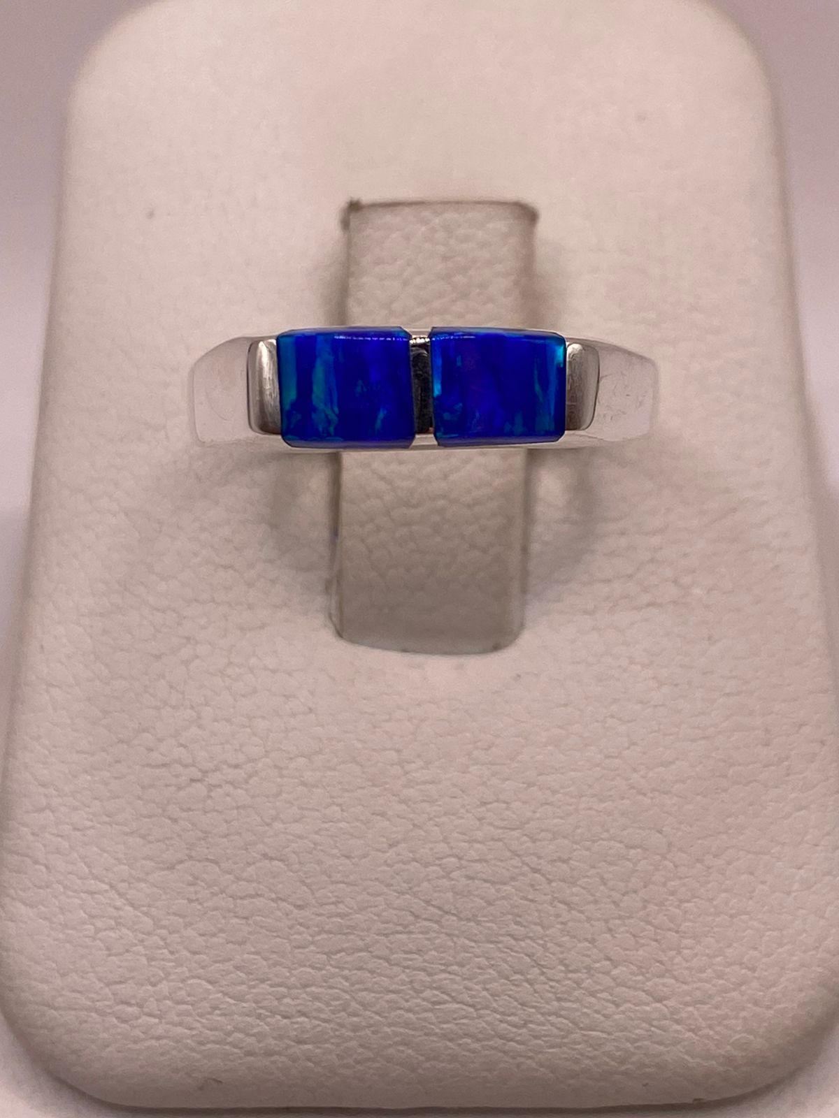 ANILLO CON ÓPALO DE FUEGO AZUL MARINO CON DESTELLOS VERDES EN PLATA LEY .925