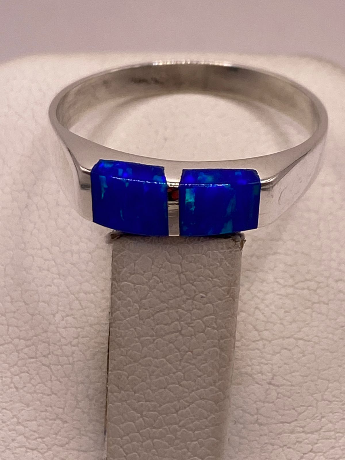 ANILLO CON ÓPALO DE FUEGO AZUL MARINO CON DESTELLOS VERDES EN PLATA LEY .925