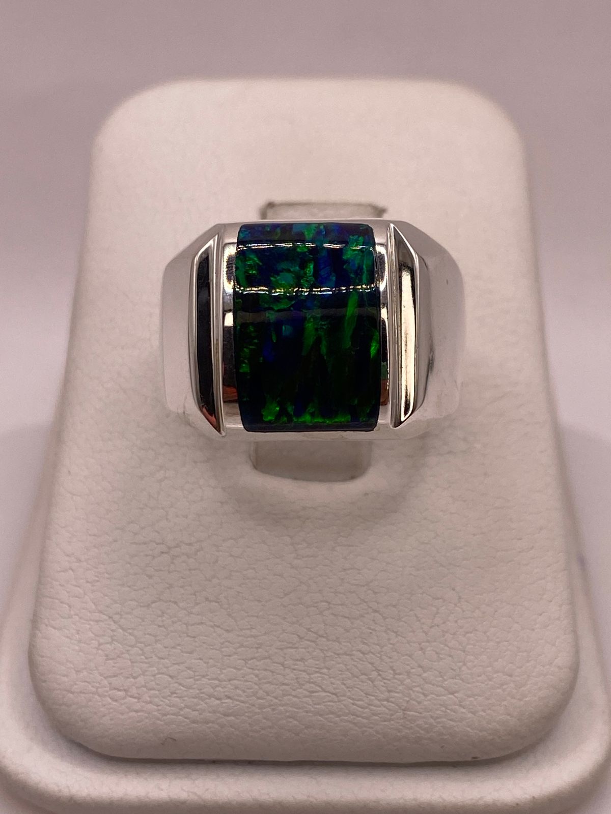 ANILLO CON ÓPALO DE FUEGO AZUL MARINO EN PLATA LEY .950