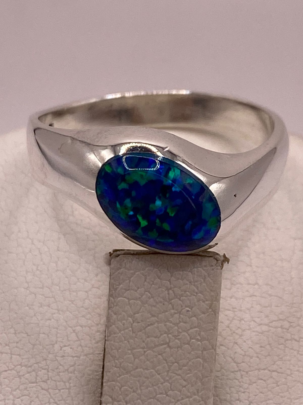 ANILLO CON ÓPALO DE FUEGO AZUL MARINO EN PLATA LEY .950