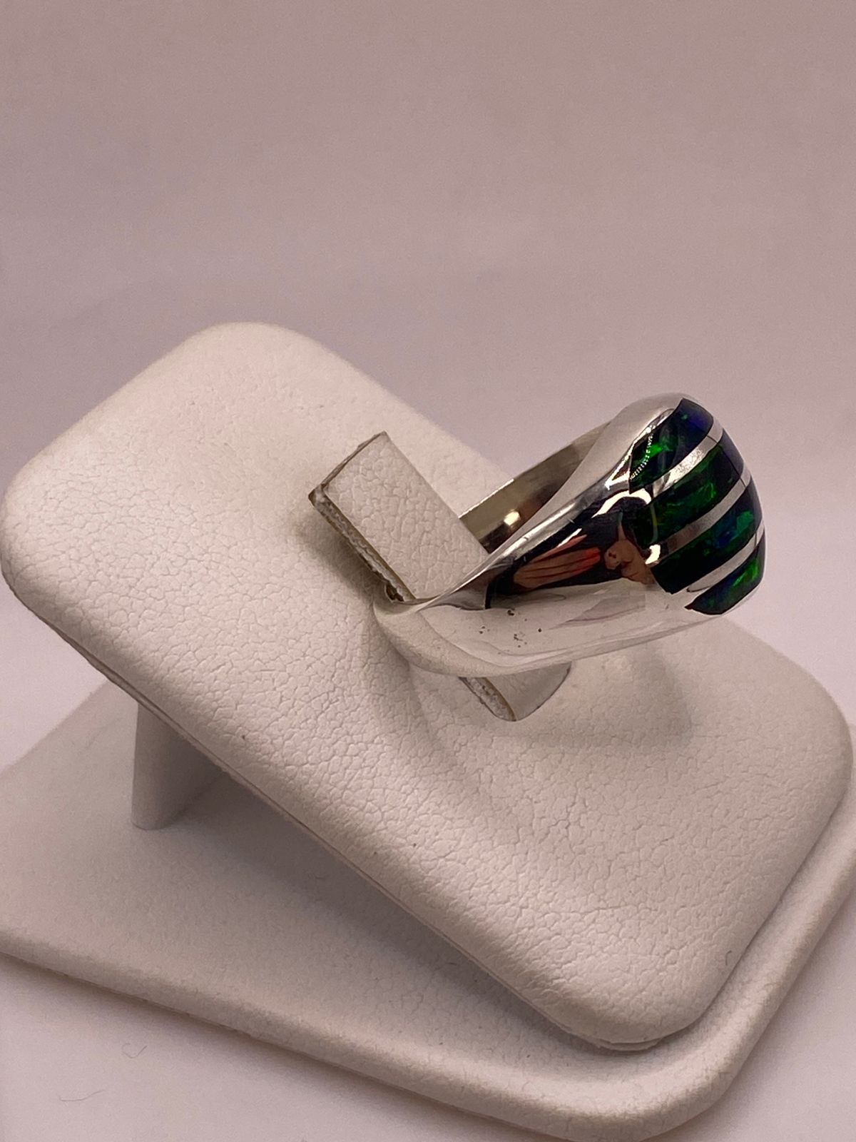 ANILLO CON ÓPALO DE FUEGO AZUL EN PLATA LEY .950