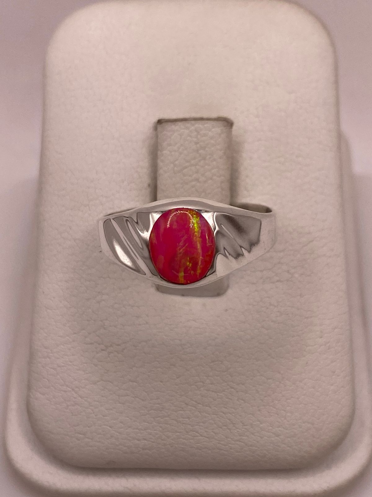 ANILLO DE ÓPALO DE FUEGO FUCSIA CON DESTELLOS VERDES IRIDISCENTES EN PLATA LEY .925