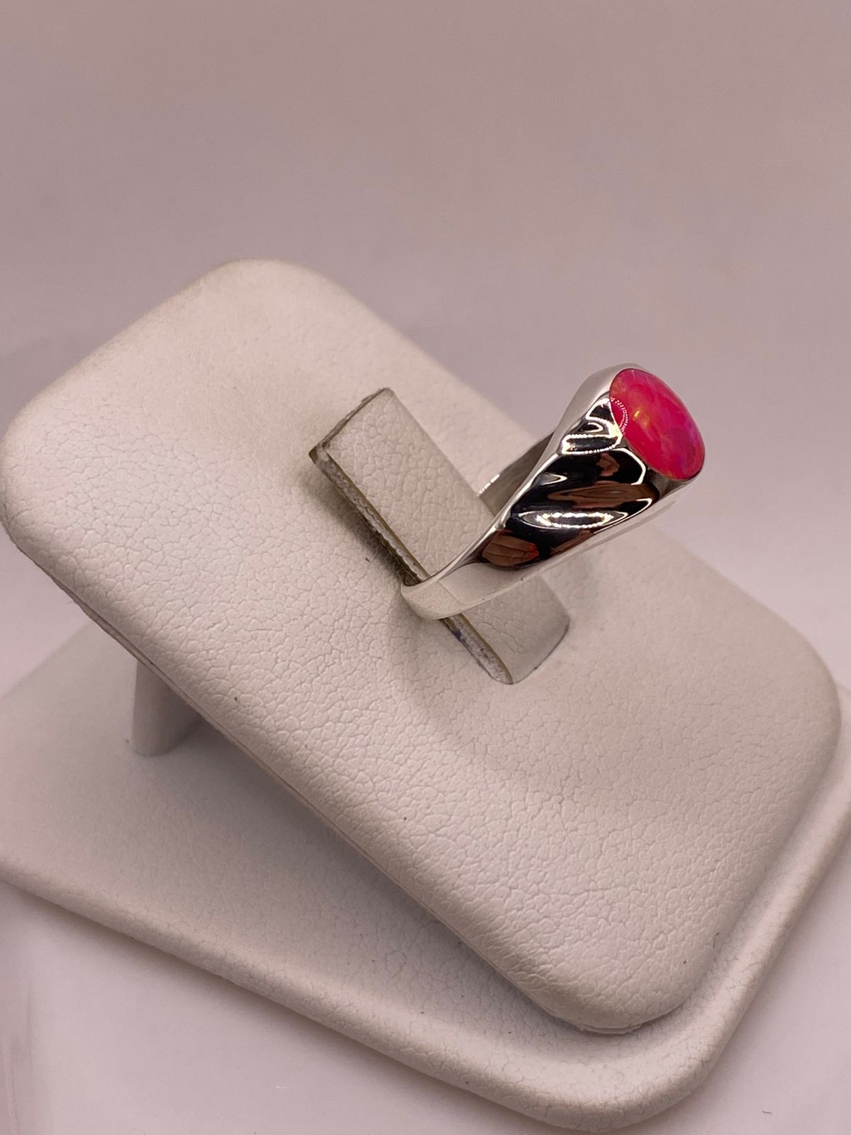 ANILLO DE ÓPALO DE FUEGO FUCSIA CON DESTELLOS VERDES IRIDISCENTES EN PLATA LEY .925