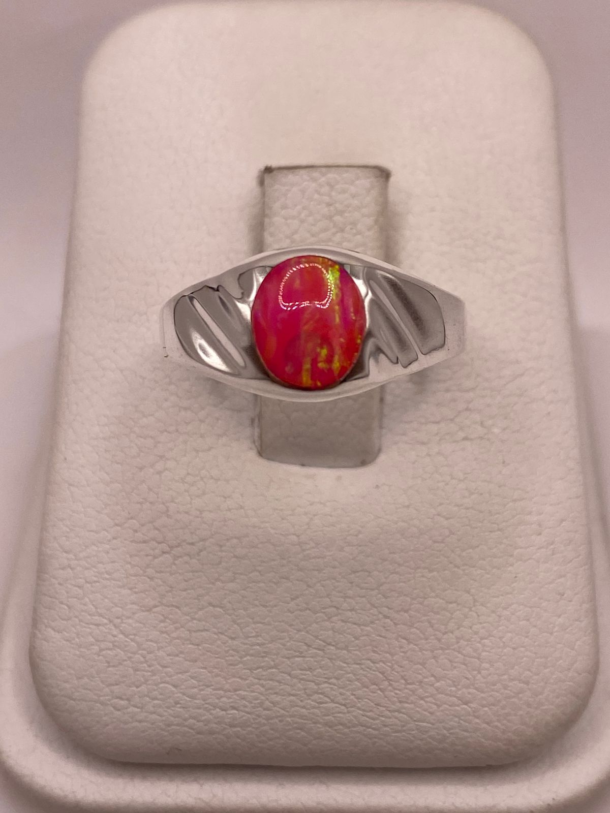 ANILLO DE ÓPALO DE FUEGO FUCSIA CON DESTELLOS VERDES IRIDISCENTES EN PLATA LEY .925