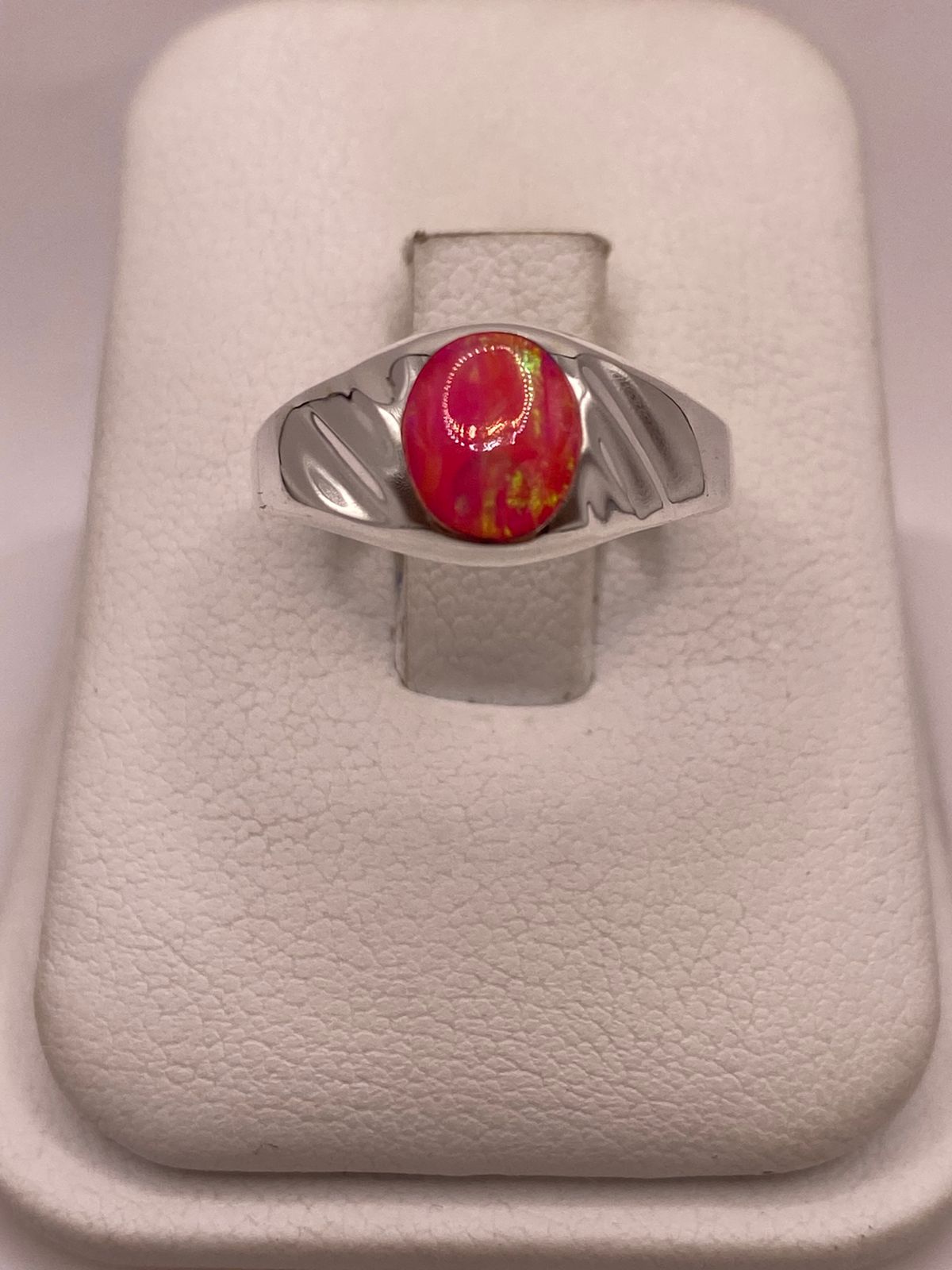 ANILLO DE ÓPALO DE FUEGO FUCSIA CON DESTELLOS VERDES IRIDISCENTES EN PLATA LEY .925