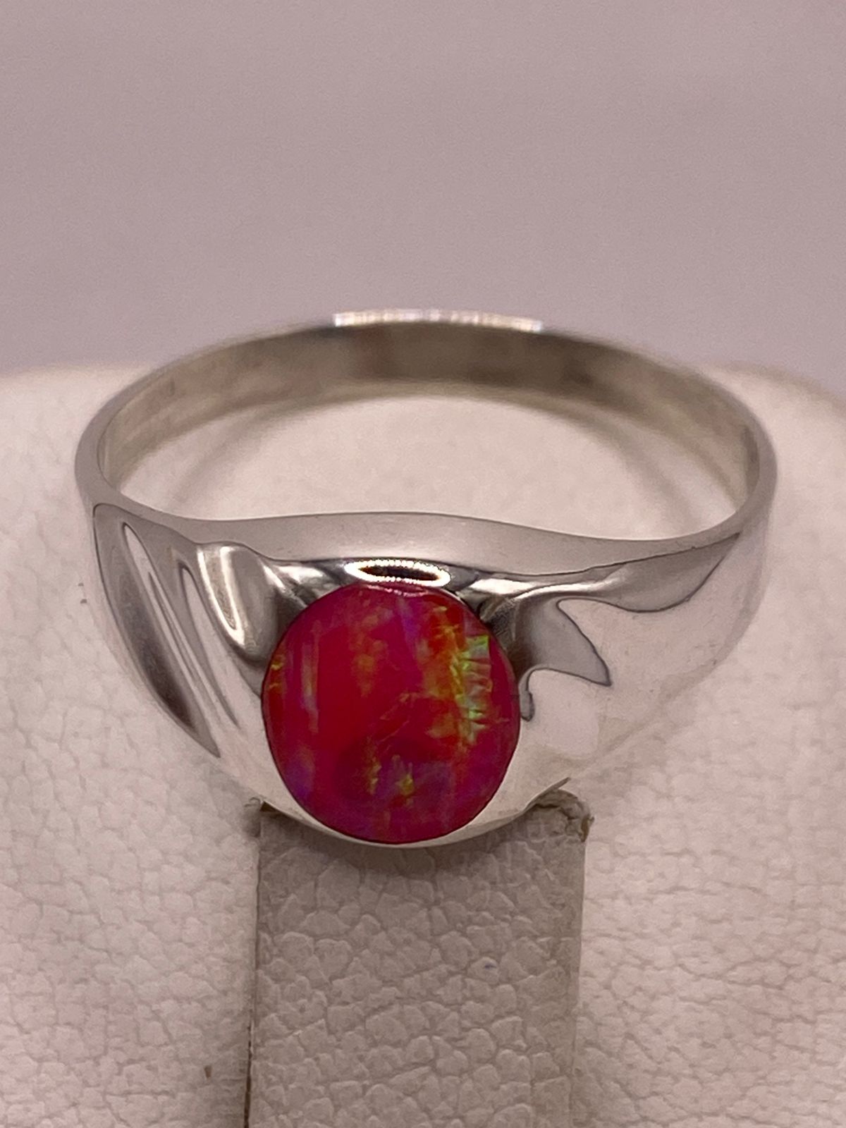 ANILLO DE ÓPALO DE FUEGO FUCSIA CON DESTELLOS VERDES IRIDISCENTES EN PLATA LEY .925