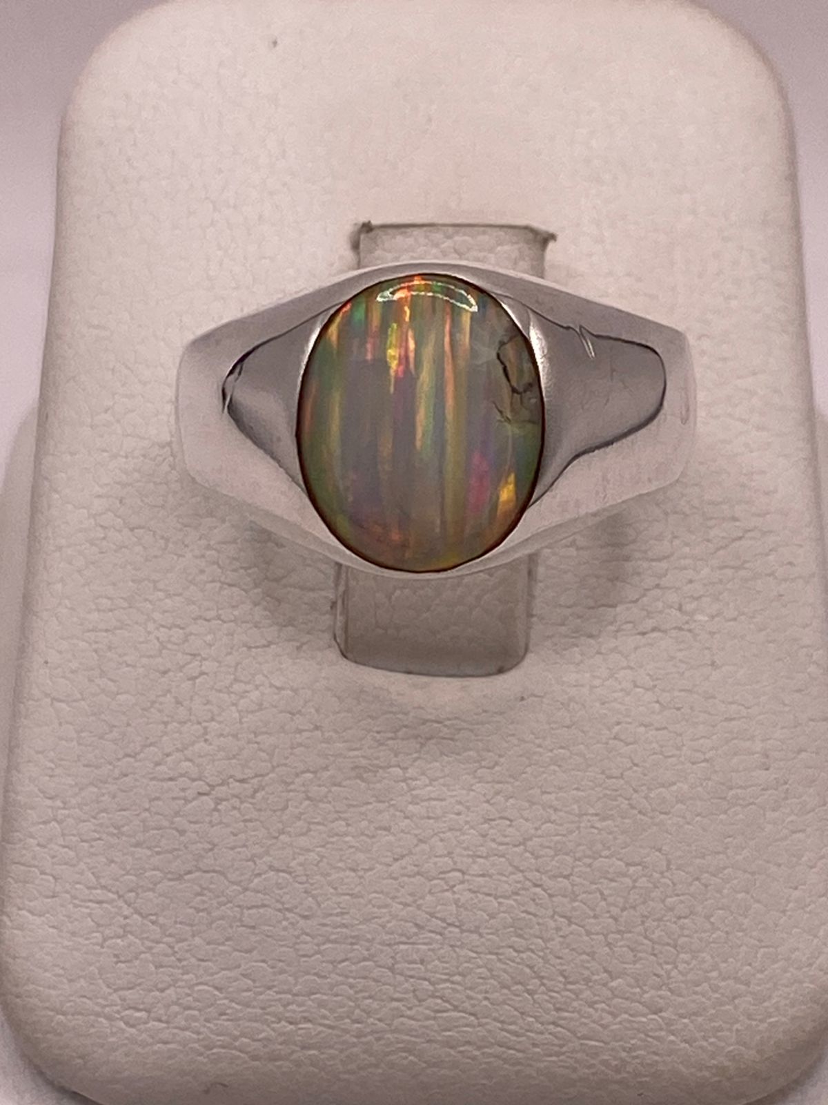 ANILLO DE ÓPALO DE FUEGO IRIDISCENTE EN PLATA LEY .925