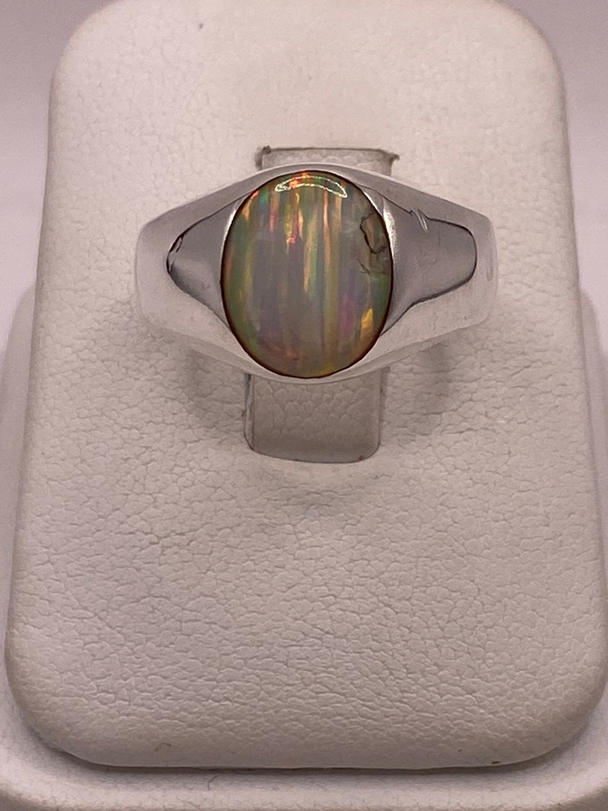ANILLO DE ÓPALO DE FUEGO IRIDISCENTE EN PLATA LEY .925