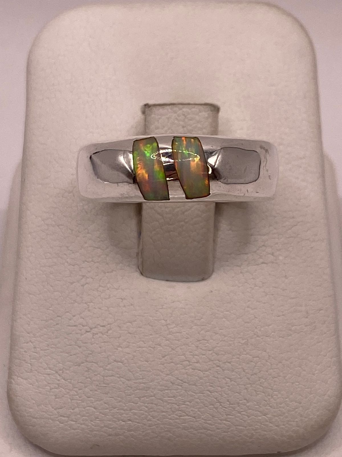 ANILLO CON ÓPALO DE FUEGO IRIDISCENTE EN PLATA LEY .925