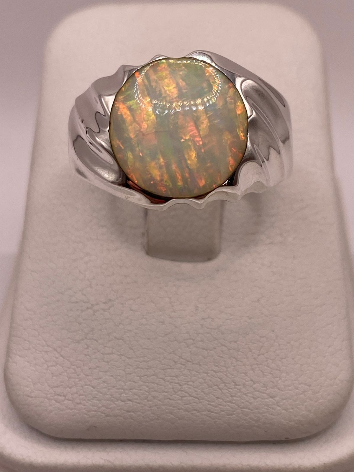 ANILLO CON ÓPALO DE FUEGO IRIDISCENTE EN PLATA LEY .950
