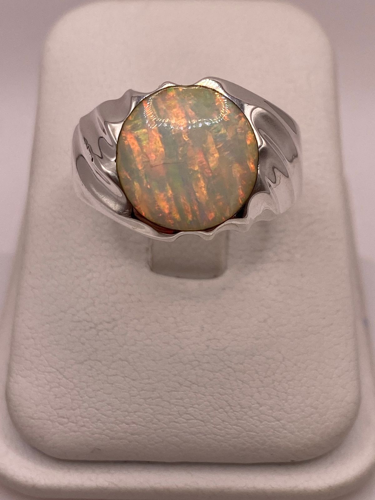 ANILLO CON ÓPALO DE FUEGO IRIDISCENTE EN PLATA LEY .950